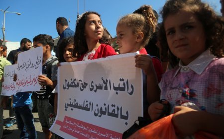 غضب أهالي الأسرى يتصاعد رفضًا لوقف الرواتب وتحويلها إلى مساعدات مشروطة