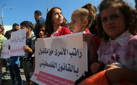 غضب أهالي الأسرى يتصاعد رفضًا لوقف الرواتب وتحويلها إلى مساعدات مشروطة