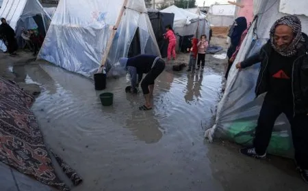 شتاء غزة يُعمّق المأساة: شهيدة بسقوط جدار ومنخفض جوي يقتلع مئات الخيام