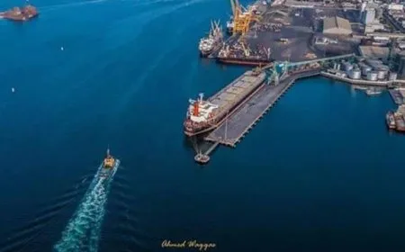 التحالف يوجه نداءً لإخلاء ميناء المكلا اليمني فوراً ويبدأ عملية عسكرية رداً على دخول سفن أسلحة