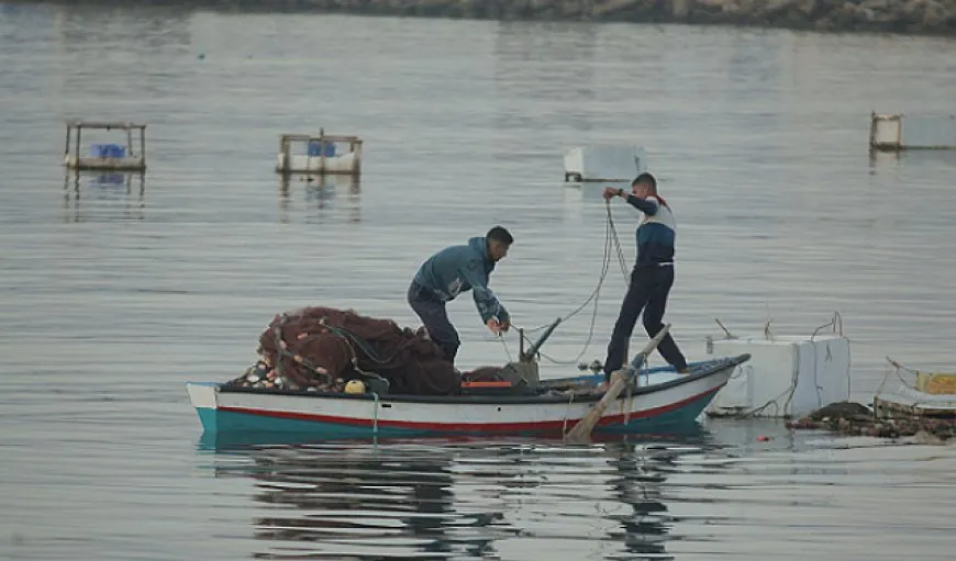 الاحتلال يعتقل 4 صيادين ويفجر مركبهم.. 230 شهيداً منذ بدء الحرب