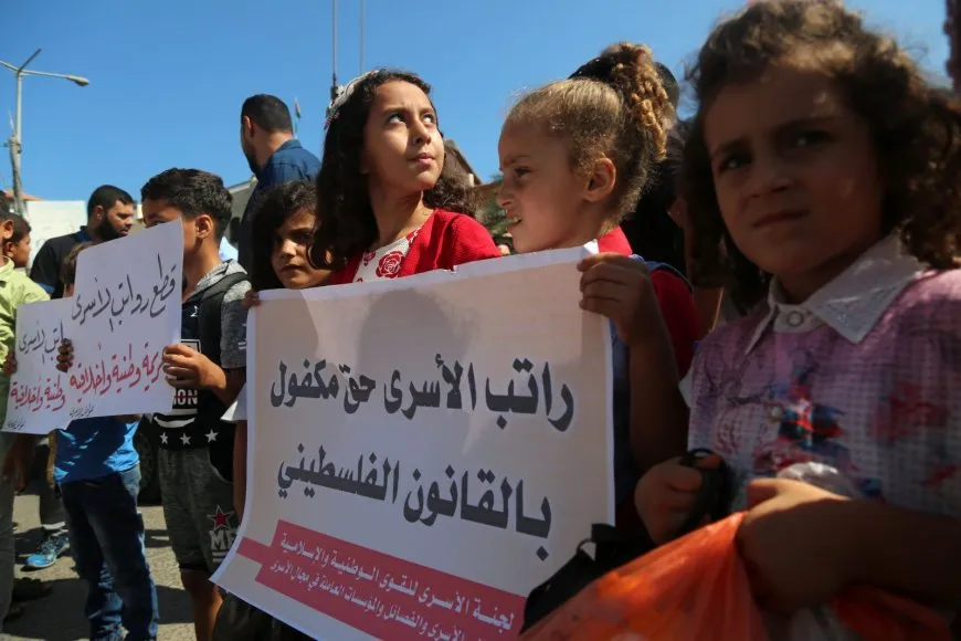 غضب أهالي الأسرى يتصاعد رفضًا لوقف الرواتب وتحويلها إلى مساعدات مشروطة