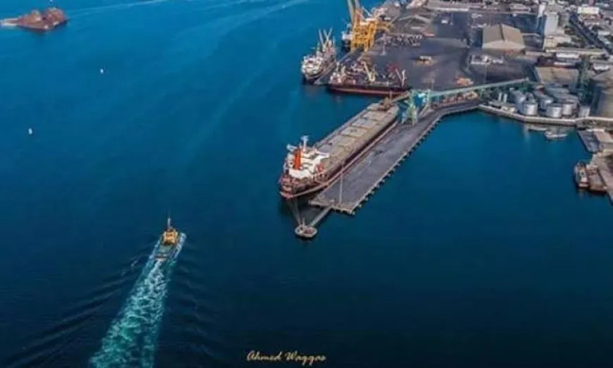 التحالف يوجه نداءً لإخلاء ميناء المكلا اليمني فوراً ويبدأ عملية عسكرية رداً على دخول سفن أسلحة