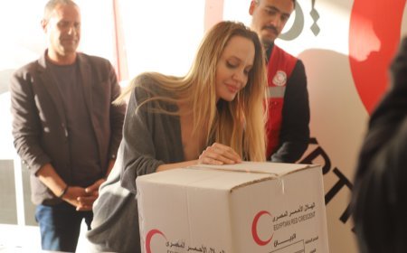 أنجلينا جولي : رسالة حب ودعم لأهالي غزة من داخل مخازن الإغاثة
