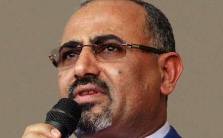 مصير عيدروس الزبيدي يتصدر المشهد في عدن وسط إقالة المحافظ لملس وتحليق مكثف للمسيرات