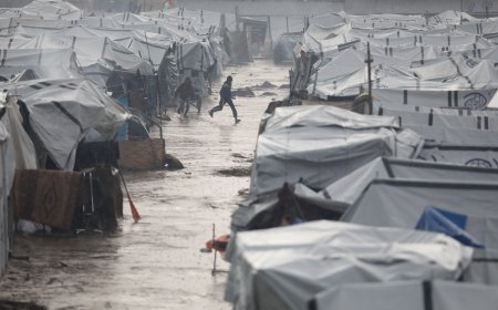 المنخفض الجوي في غزة.. الرياح العاتية تقتلع خيام النازحين والأمطار تحولها إلى "مقابر مائية"