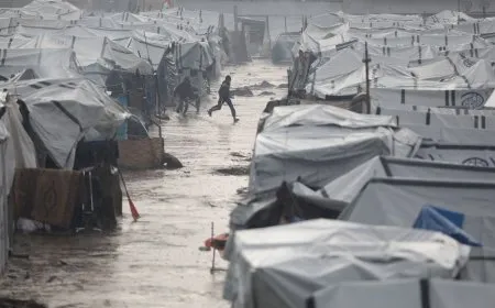 المنخفض الجوي في غزة.. الرياح العاتية تقتلع خيام النازحين والأمطار تحولها إلى "مقابر مائية"