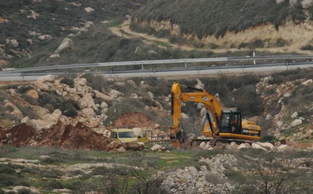 المستوطنون يواصلون تجريف أراضي المواطنين شمال رام الله