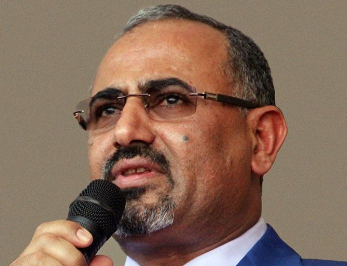 مصير عيدروس الزبيدي يتصدر المشهد في عدن وسط إقالة المحافظ لملس وتحليق مكثف للمسيرات