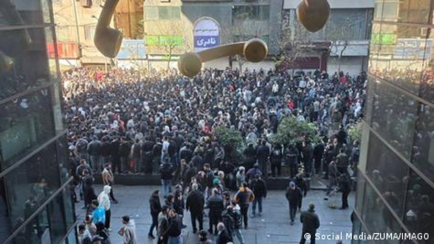 بين سندان الانهيار الاقتصادي والاحتجاجات.. إيران تشتعل والمجتمع الدولي يترقب