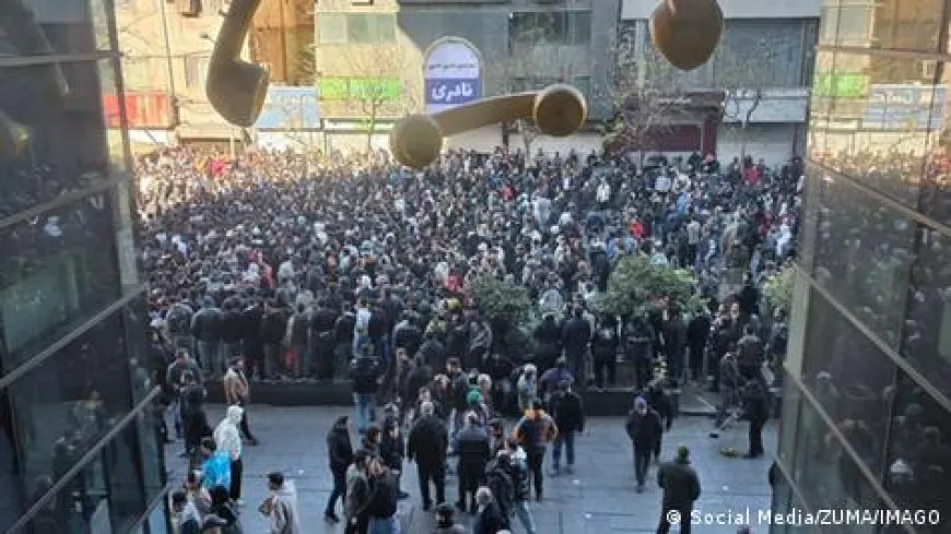 بين سندان الانهيار الاقتصادي والاحتجاجات.. إيران تشتعل والمجتمع الدولي يترقب