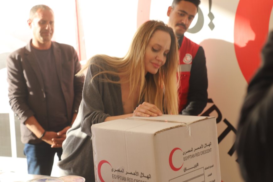أنجلينا جولي : رسالة حب ودعم لأهالي غزة من داخل مخازن الإغاثة