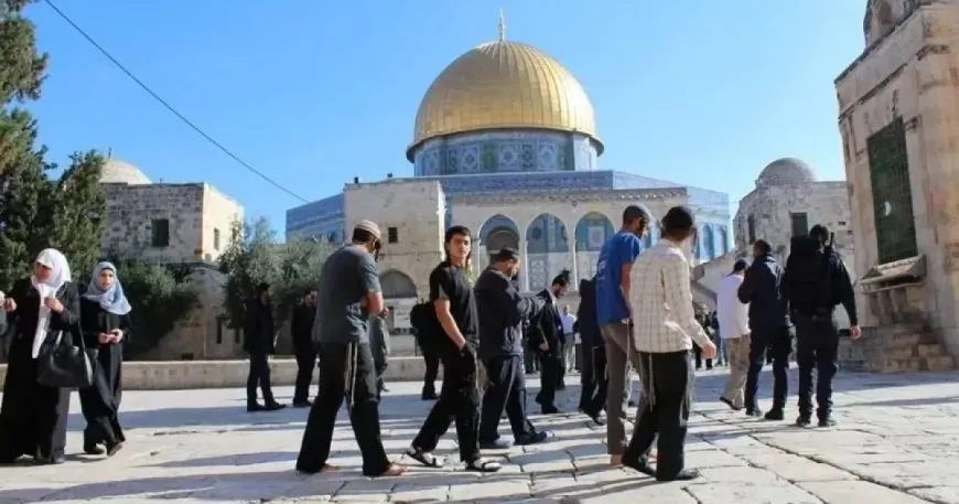 مستوطنون يقتحمون المسجد الأقصى ويؤدون طقوسا تلمودية تحت حماية الاحتلال