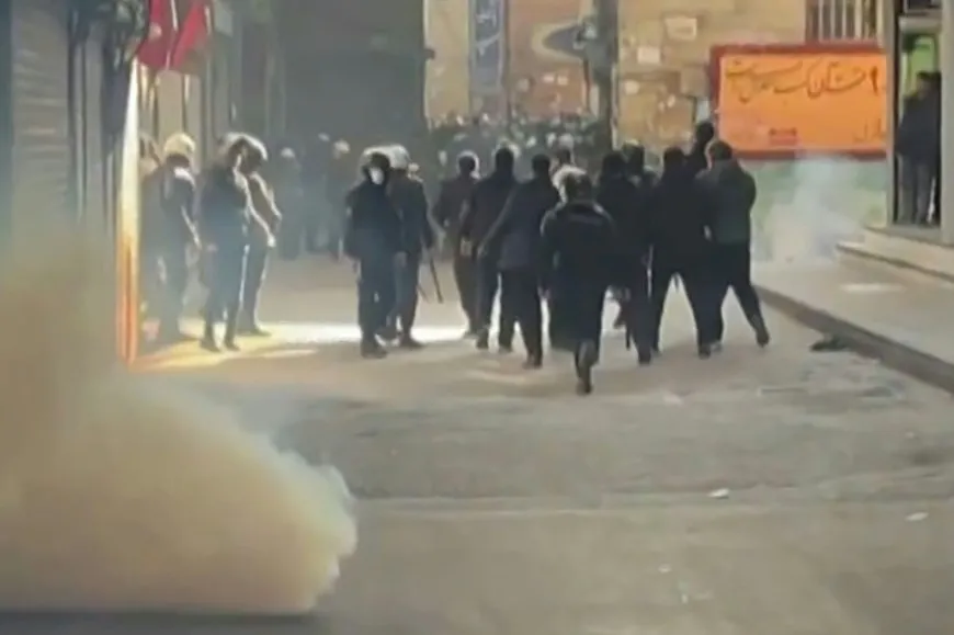 نذر انفجار أمني في إيران.. دول كبرى تجلي رعاياها