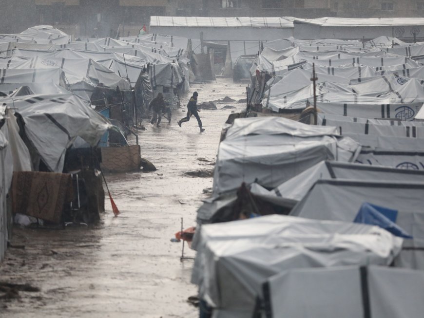 المنخفض الجوي في غزة.. الرياح العاتية تقتلع خيام النازحين والأمطار تحولها إلى "مقابر مائية"