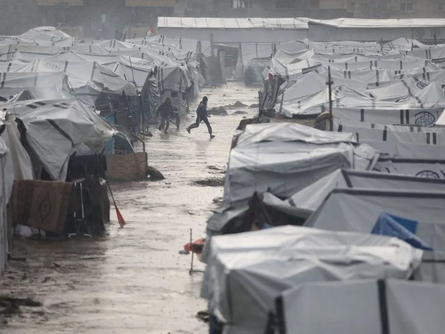 المنخفض الجوي في غزة.. الرياح العاتية تقتلع خيام النازحين والأمطار تحولها إلى "مقابر مائية"