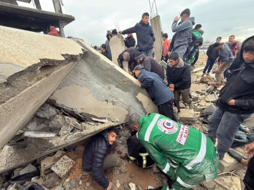 غزة اليوم: شهداء وإصابات جراء انهيار مبانٍ متضررة وفقدان أطفال بسبب البرد