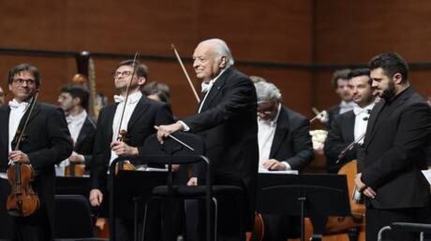 قائد أوركسترا عالمي ينضم إلى المقاطعة الثقافية لإسرائيل احتجاجًا على حرب غزة