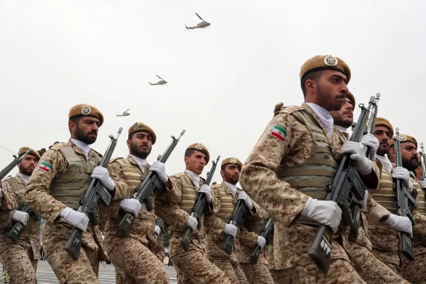 إيران تتوعد القواعد الأمريكية برد ساحق تزامناً مع انطلاق مناورات "رماح النصر"