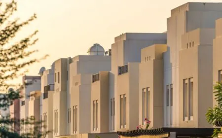 البحرين: إصابة مبانٍ سكنية في المنامة جراء رشقة صاروخية إيرانية