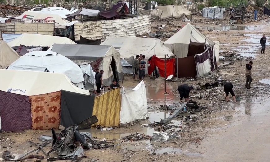 مأساة غزة اليوم: غارات دامية ومنخفض جوي يغرق خيام النازحين