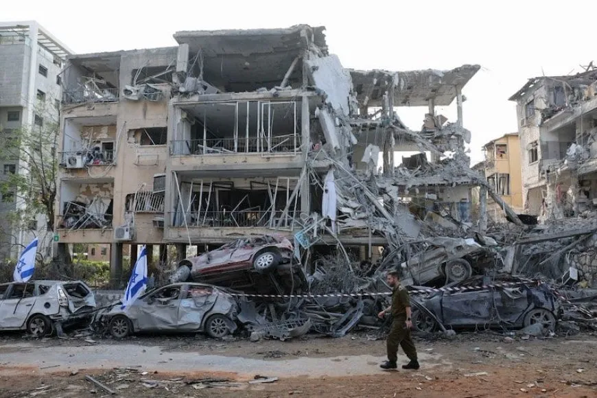 صاروخ يضرب "بتاح تكفا" وسط تل أبيب في ظل تصعيد إقليمي واسع