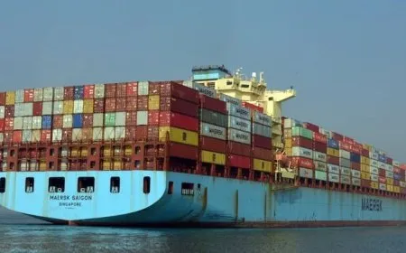 ميرسك تعلن تعليق رحلاتها عبر قناة السويس وباب المندب