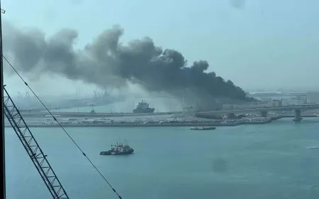 عاجل .. أعمدة دخان كثيفة تتصاعد في منطقة ميناء زايد بأبوظبي