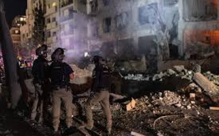 إصابة 12 إسرائيليا في هجوم صاروخي على تل أبيب