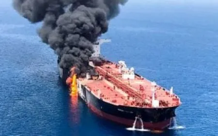 عاجل.. انفجار قرب سفينة قبالة مسقط وتصاعد أعمدة الدخان في بحر العرب