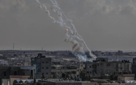 هجوم صاروخي متزامن من إيران وحزب الله يستهدف شمال إسرائيل وتل أبيب