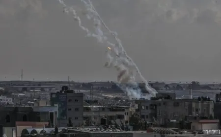 هجوم صاروخي متزامن من إيران وحزب الله يستهدف شمال إسرائيل وتل أبيب