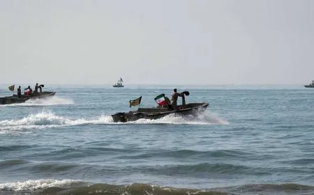 زوارق  انتحارية تستهدف ناقلتي وقود في المياه الإقليمية للعراق