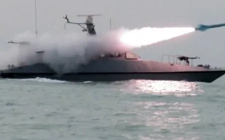 إيران تستهدف سفينة أمريكية بصواريخ حرس الثورة وتحذر الناقلات