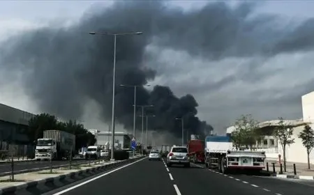 السيطرة على حريق بمجمع الرويس النفطي بعد هجوم بطائرات مسيرة