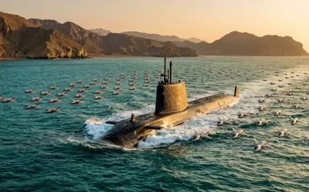 غواصة نووية بريطانية ومسيرات اعتراضية تتجه صوب مضيق هرمز