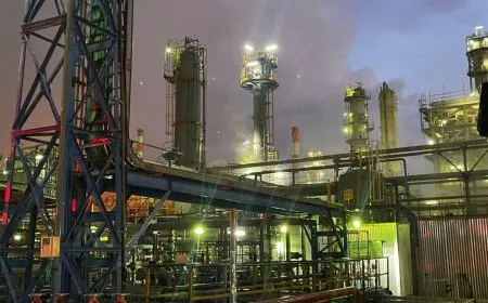 فيديو.. صواريخ إيران تضرب مصافي نفط حيفا واندلاع حرائق واسعة في المنشأة