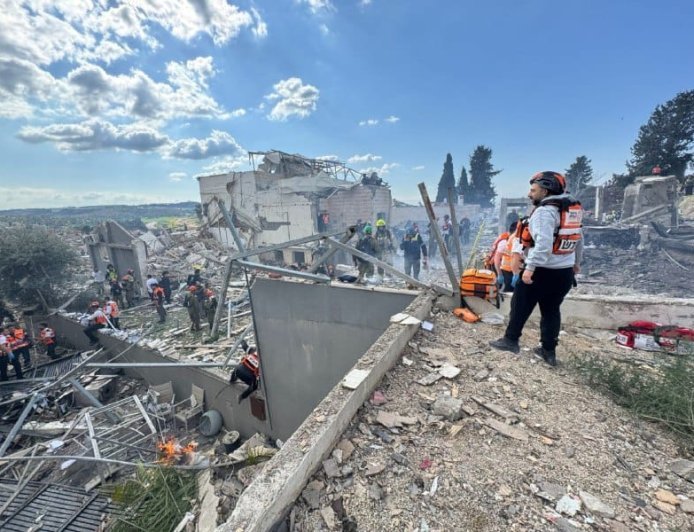 مقتل 8 في بيت شيمش بصاروخ إيراني رداً على اغتيال خامنئي