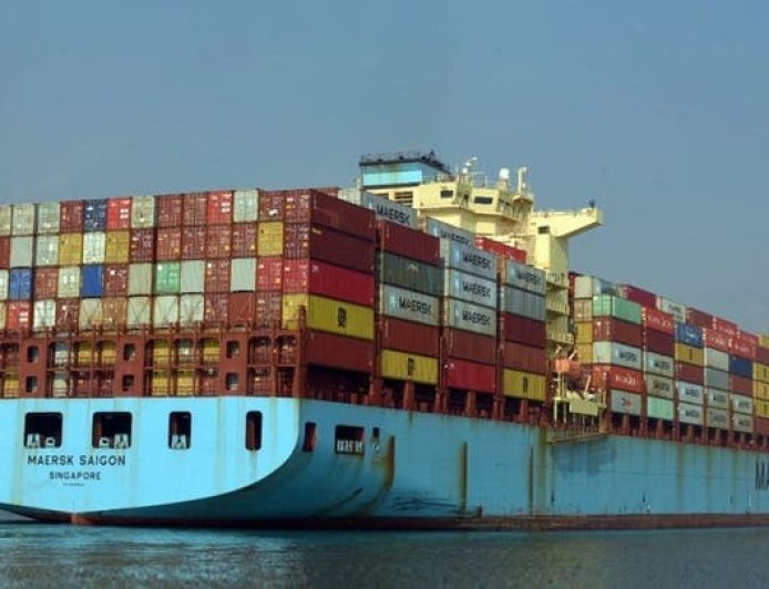 ميرسك تعلن تعليق رحلاتها عبر قناة السويس وباب المندب