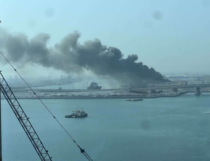 عاجل .. أعمدة دخان كثيفة تتصاعد في منطقة ميناء زايد بأبوظبي