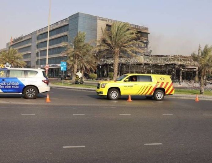 حريق مصفح أبوظبي: السيطرة على حريق خزانات وقود نتيجة طائرة مسيرة