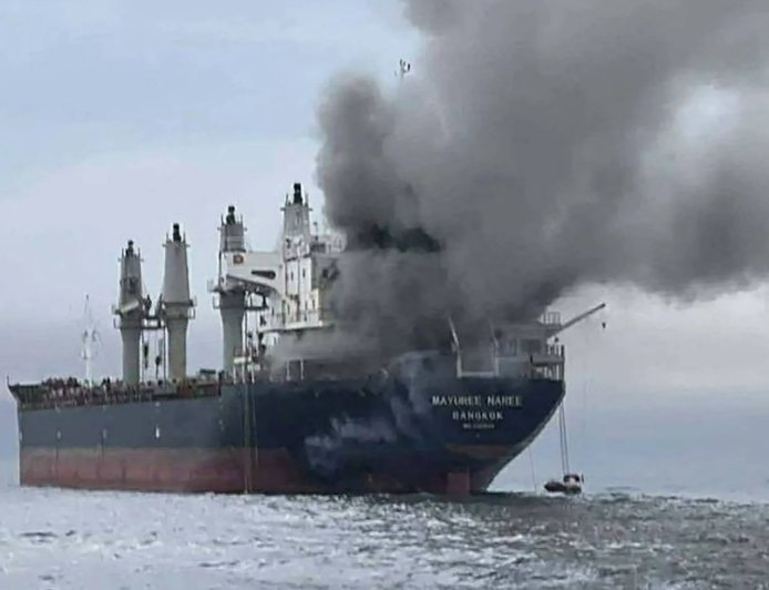 انفجارات ميناء صلالة واستهداف سفينة شحن في مضيق هرمز