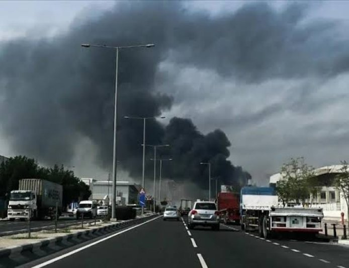 السيطرة على حريق بمجمع الرويس النفطي بعد هجوم بطائرات مسيرة