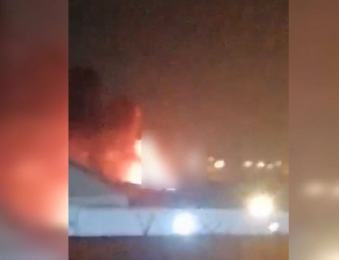 قاعدة فيكتوريا بالعراق تشتعل جراء قصف صاروخي ( فيديو )