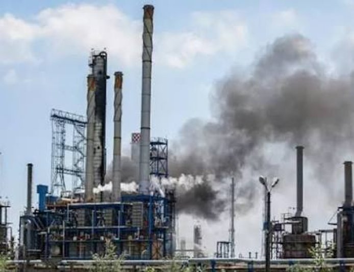 عاجل: حريق في مصفاتي ميناء الأحمدي وعبدالله بالكويت إثر اعتداء مسيرة