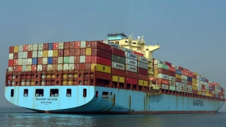 ميرسك تعلن تعليق رحلاتها عبر قناة السويس وباب المندب