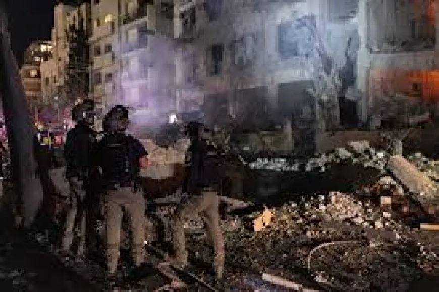 إصابة 12 إسرائيليا في هجوم صاروخي على تل أبيب