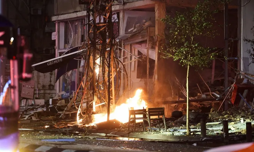 سقوط صاروخ إيراني انشطاري في تل أبيب