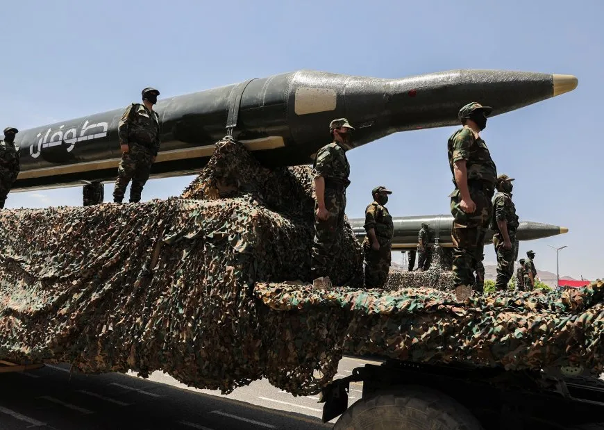 رصد تحركات منصات صواريخ اليمن وتحذيرات من هجوم ثلاثي