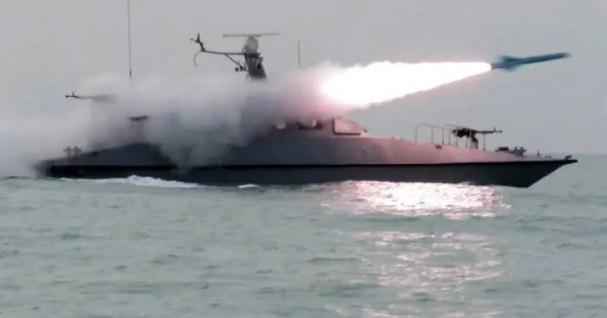 إيران تستهدف سفينة أمريكية بصواريخ حرس الثورة وتحذر الناقلات